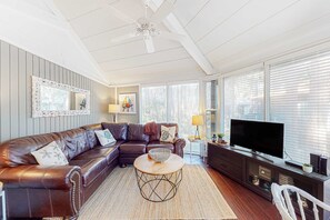 TV, offices - lofted villa with private deck, streaming, & W/D - near Harbour Town (Hilton Head)