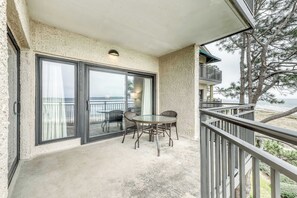 Outdoor dining - Homey condo with ocean views, balcony, pool & easy beach access (Hilton Head)