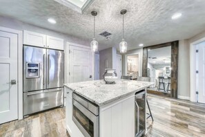 Interior - Homey condo with ocean views, balcony, pool & easy beach access (Hilton Head)