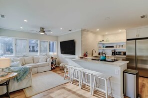 Fridge, microwave, oven, stovetop - Palm-lined hideaway with pool. Dog Friendly. (Hilton Head)