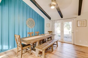 Dining - Palm-lined hideaway with pool. Dog Friendly. (Hilton Head)