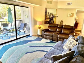 TV, offices - Inviting villa with pool, tennis, & balcony - close beach access (Hilton Head)