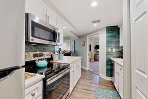 Fridge, microwave, oven, stovetop - Inviting villa with pool, tennis, & balcony - close beach access (Hilton Head)