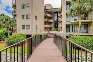 Property grounds - Inviting villa with pool, tennis, & balcony - close beach access (Hilton Head)