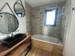 Shower, hair dryer, towels - Villa Solaya - Private Pool in Isle-sur-la-Sorgue (L'Isle-sur-la-Sorgue)