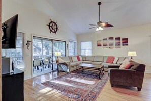 TV, stereo, offices - 2nd-floor home with screened balcony, on-site tennis, & pool - near beach (Hilton Head)
