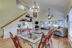 Dining - 2nd-floor home with screened balcony, on-site tennis, & pool - near beach (Hilton Head)