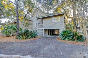 Exterior - 2nd-floor home with screened balcony, on-site tennis, & pool - near beach (Hilton Head)