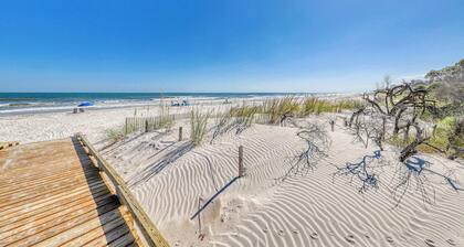 Second-Floor Condo with WiFi, Pool, Golf Course Views - Near the Beach