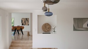 Un comedor moderno con una mesa de madera, sillas y decoración mural.