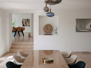 Ein stilvoller Essbereich mit Holztisch, Stühlen und Wanddekoration.