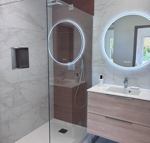 Shower, hair dryer, towels - Marcel's House - Private Pool (Althen-des-Paluds)
