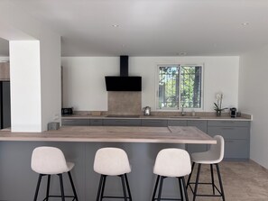 Fridge, microwave, oven, stovetop - Marcel's House - Private Pool (Althen-des-Paluds)