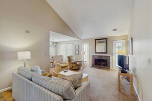 TV, DVD player - Homey second-floor villa with admittance to shared pool and close to beaches (Hilton Head)
