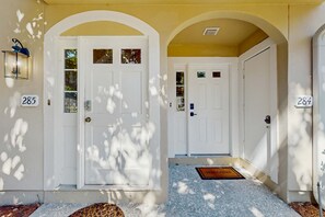 Exterior detail - Homey second-floor villa with admittance to shared pool and close to beaches (Hilton Head)