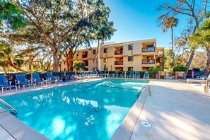 Pool - Charming Condo 1 block from Coligny Plaza with on-site pool, balcony, & W/D (Hilton Head)