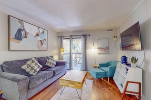 TV, offices - Charming Condo 1 block from Coligny Plaza with on-site pool, balcony, & W/D (Hilton Head)