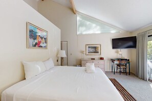 Iron/ironing board, WiFi - Lovely house with gourmet kitchen, screened porch, & open deck (Hilton Head)
