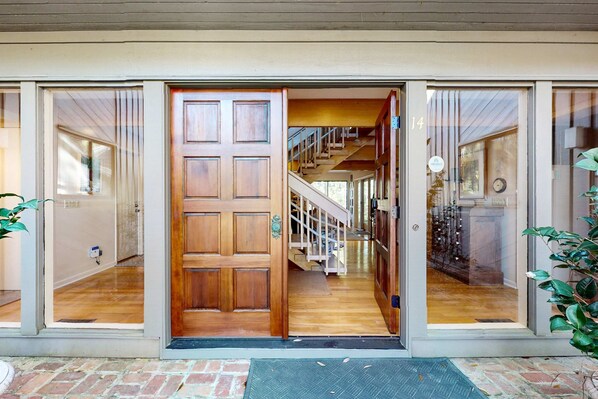 Exterior detail - Lovely house with gourmet kitchen, screened porch, & open deck (Hilton Head)
