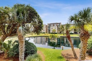 Property grounds - Bright Condo with Full Kitchen, Shared Pools, Hot Tub, Beach Access, and More (Hilton Head)