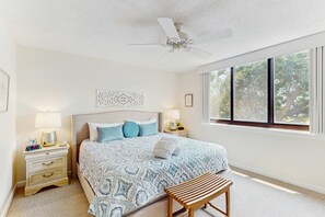 Tabla de planchar con plancha, wifi y ropa de cama