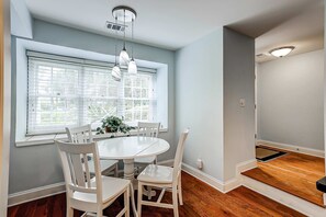 Dining - Intimate, Yet Spacious Villa with Shared Pool and Tennis - Walk to the Beach (Hilton Head)