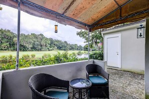 Terrace/patio - Intimate, Yet Spacious Villa with Shared Pool and Tennis - Walk to the Beach (Hilton Head)
