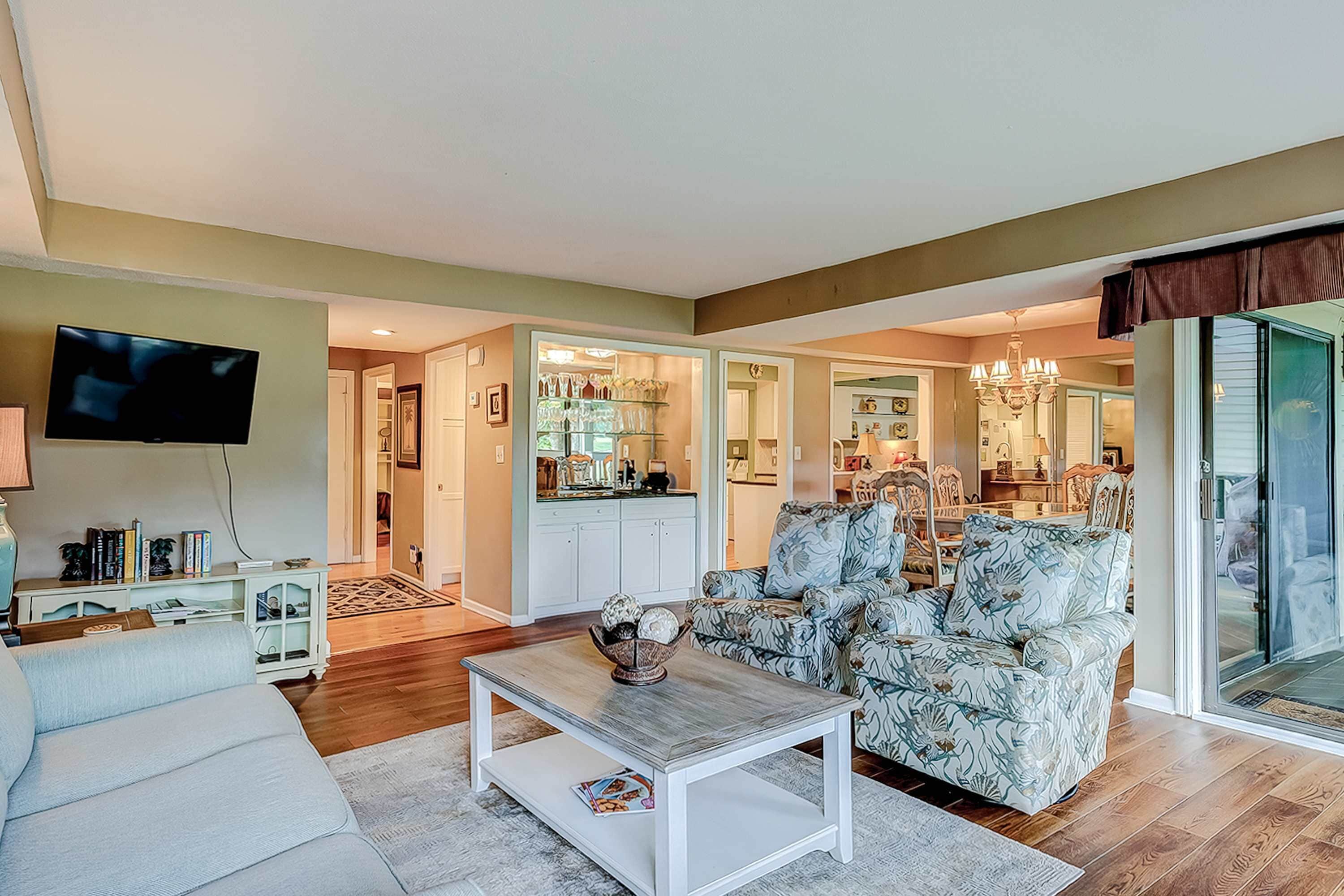 TV, fireplace