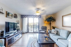 TV, DVD player, offices - Spacious Villa with Shared Pool, Hot tub & Lagoon Views  - Walk to Beach (Hilton Head)