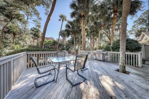 Outdoor dining - Pet-Friendly Beach Getaway with Private Pool & Big Backyard – Easy Walk to Beach (Hilton Head)