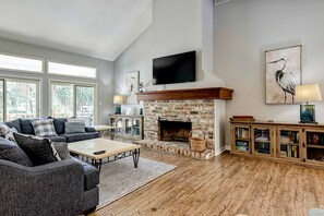 TV, DVD player, offices - Spacious Home - Private Pool & Big Deck with Gas Grill, Free WiFi (Hilton Head)