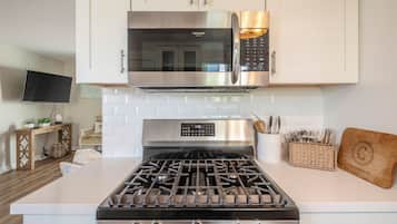 Refrigerador, microondas, horno y parrilla de estufa