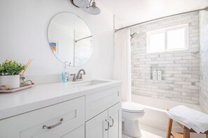 Hair dryer, towels, soap, shampoo - Coastal Condo Steps to Beach & Downtown (San Clemente)