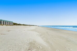 Beach nearby - 3rd-floor snowbird-friendly condo with pool, tennis, volleyball, gym, & balcony (Hilton Head)