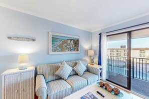 TV, offices - 3rd-floor snowbird-friendly condo with pool, tennis, volleyball, gym, & balcony (Hilton Head)