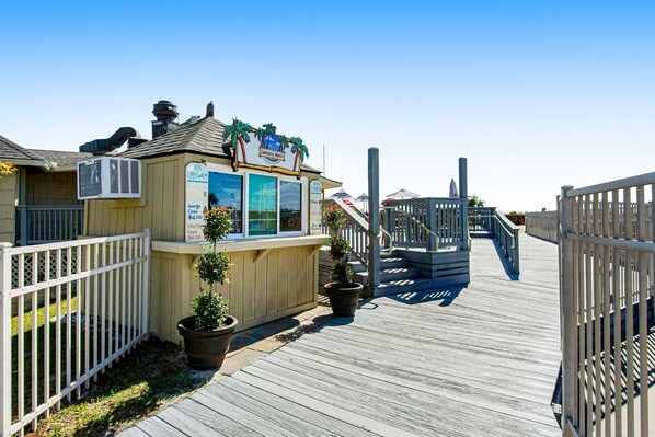 Property grounds - 3rd-floor snowbird-friendly condo with pool, tennis, volleyball, gym, & balcony (Hilton Head)