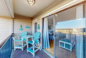 Outdoor dining - 3rd-floor snowbird-friendly condo with pool, tennis, volleyball, gym, & balcony (Hilton Head)