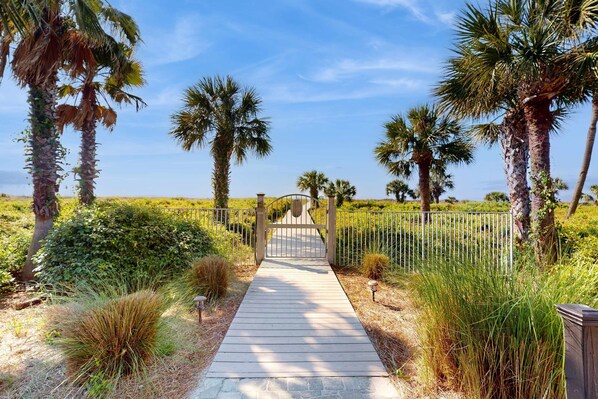 Property grounds - Contemporary Condo with Shared Pool, Hot Tub & Patio with Al Fresco Dining (Hilton Head)