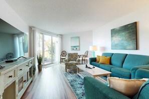 TV, DVD player - Contemporary Condo with Shared Pool, Hot Tub & Patio with Al Fresco Dining (Hilton Head)