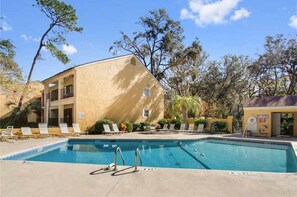 Pool - Wonderful vacation condo featuring shared pool & WiFi - close to the beach (Hilton Head)