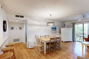Interior - Wonderful vacation condo featuring shared pool & WiFi - close to the beach (Hilton Head)
