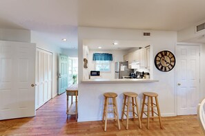 Fridge, microwave, oven, stovetop - Wonderful vacation condo featuring shared pool & WiFi - close to the beach (Hilton Head)