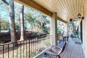Outdoor dining - Wonderful vacation condo featuring shared pool & WiFi - close to the beach (Hilton Head)