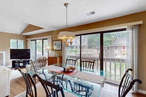 TV, fireplace, DVD player - Conveniently Located Condo w/Shared Pool/Tennis Court, Private W/D, Free WiFi (Hilton Head)