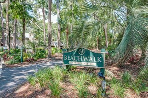 Property grounds - Conveniently Located Condo w/Shared Pool/Tennis Court, Private W/D, Free WiFi (Hilton Head)