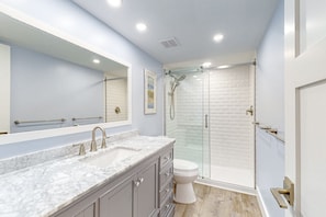 Shower, towels - Beautiful ocean-view condo with beach access, pools, hot tub, tennis (Hilton Head)