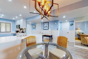 Dining - Beautiful ocean-view condo with beach access, pools, hot tub, tennis (Hilton Head)