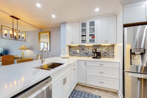 Fridge, microwave, oven, stovetop - Beautiful ocean-view condo with beach access, pools, hot tub, tennis (Hilton Head)
