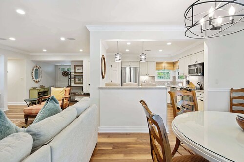 Dog friendly villa with shared pool, WiFi, private washer and dryer, and central AC