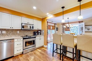 Fridge, microwave, oven, stovetop - Dog-friendly villa w/ shared pool, WiFi, private washer/dryer, and central AC (Hilton Head)